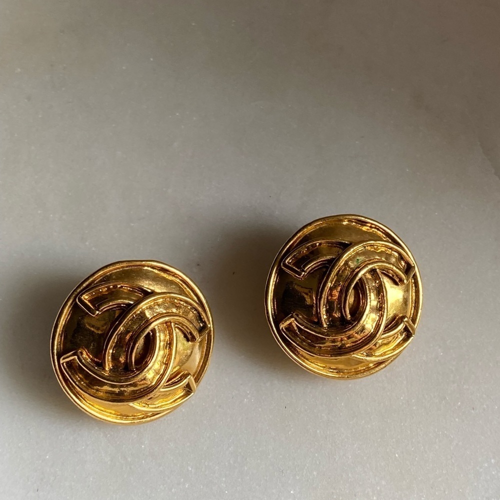 Host pick Authentic Vintage Chanel gold plated Clip on earrings - Picture 7 of 17